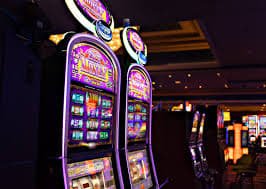 Live Casino VIP Table ကစားသမားများ Baccarat နှင့် Blackjack ကစားနေသောပုံ